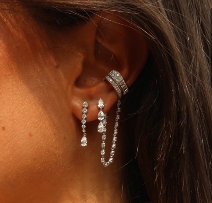 Des boucles d'oreilles en zircon cube pour les besoins des clients