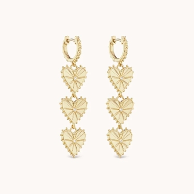 Des boucles d'oreilles à la main en or de 14 carats.