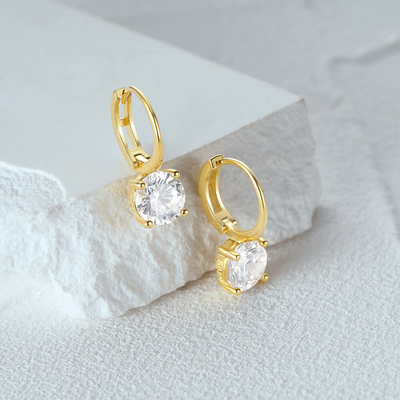 925 Sterling Silver arrivé 18K plaqué en or Solitaire Blanc Cube Zircon Huggies Boucles d'oreilles