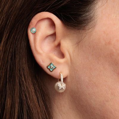 Mini boucles d'oreilles clous fleur en argent sterling 925, plaqué or 18 carats et émail turquoise