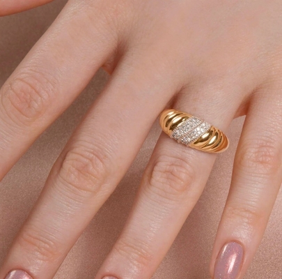 Plaqué en platine Ronde découpée brillante Diamond Dome Ring Pour les femmes bijoux de qualité OEM / ODM