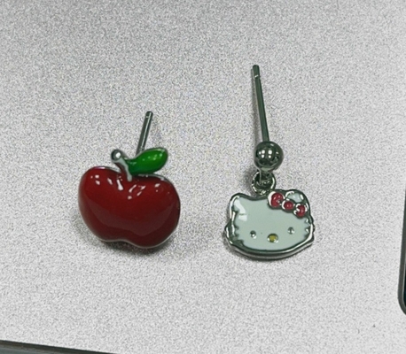 De délicieuses boucles d'oreilles en rouge et vert en émail pour les petites filles en argent sterling 925