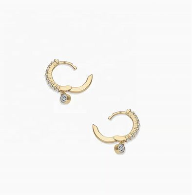 Boucles d'oreilles créoles pavées pendantes en zircon plaqué or 14 carats tendance, avec un diamètre de profil de 9,5 mm et une longueur totale de 12 mm