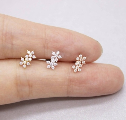 Des boucles d'oreilles en argent pour filles