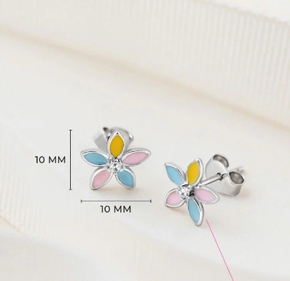 Des boucles d'oreilles en argent sterling 925 en émail jaune