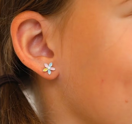Des boucles d'oreilles en argent sterling 925 en émail jaune