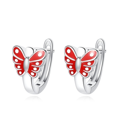 Des boucles d'oreilles en argent sterling en or blanc plaqué