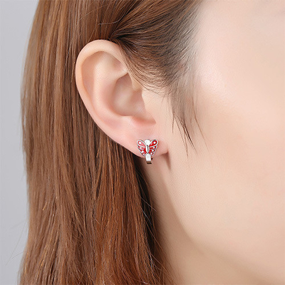 Des boucles d'oreilles en argent sterling en or blanc plaqué