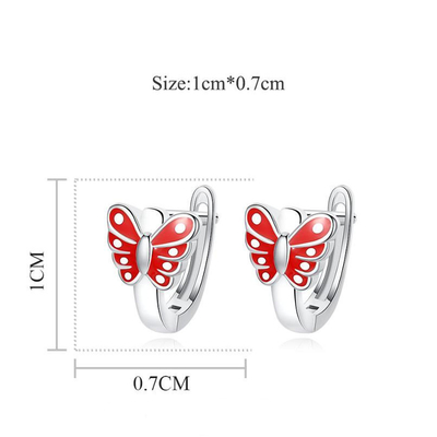 Des boucles d'oreilles en argent sterling en or blanc plaqué