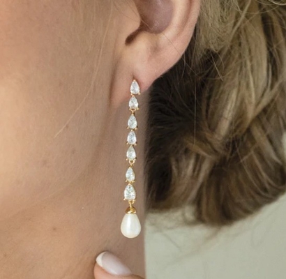 Des boucles d'oreilles de mariée en or 18K