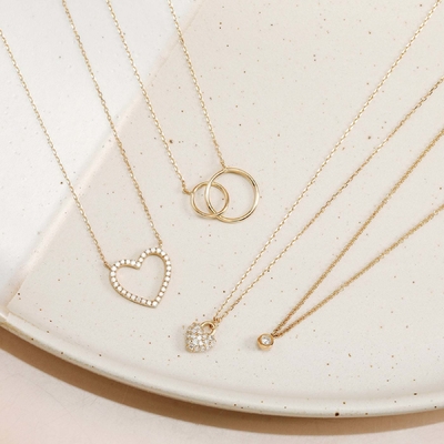 Des magnifiques colliers romantiques en or de 18 carats