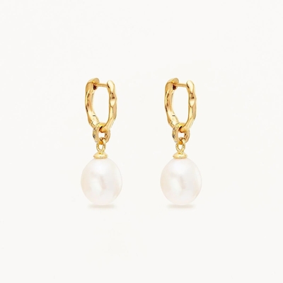 Des boucles d'oreilles en argent 925