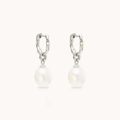 Des boucles d'oreilles en argent 925