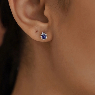 Des boucles d'oreilles de saphir et de zircon blanc pour les fiançailles.