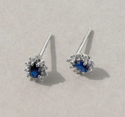 Des boucles d'oreilles de saphir et de zircon blanc pour les fiançailles.