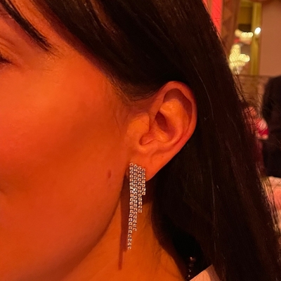 Des boucles d'oreilles en cuivre de 18K plaqué en or
