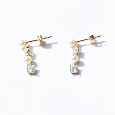 Des boucles d'oreilles blanches pour femmes sophistiquées