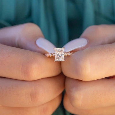 Baguette de pierre découpée de 18 carats d'or, bague de fiançailles de style vintage pour femmes