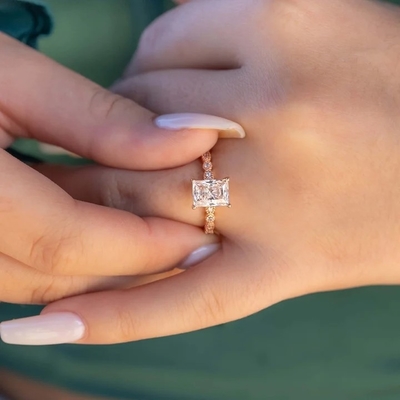 Baguette de pierre découpée de 18 carats d'or, bague de fiançailles de style vintage pour femmes