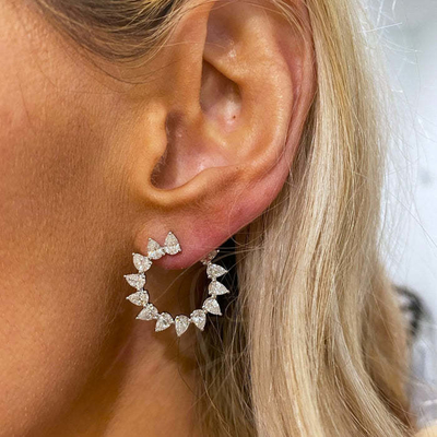 Des boucles d'oreilles en rhodium en forme de demi-cercle pour femmes