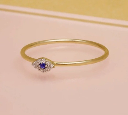 Mini-anneau de pavé de style classique avec œil de diamant et saphir bleu en argent sterling 925