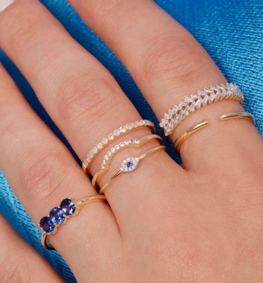 Mini-anneau de pavé de style classique avec œil de diamant et saphir bleu en argent sterling 925