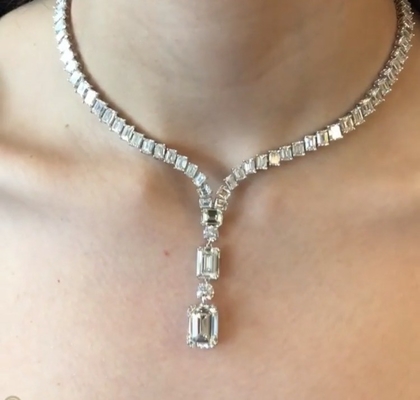 Collier de tennis blanc plaqué au rhodium.