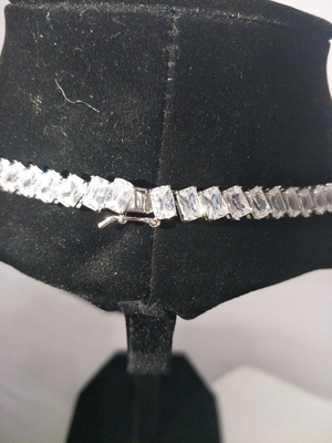 Collier de tennis blanc plaqué au rhodium.