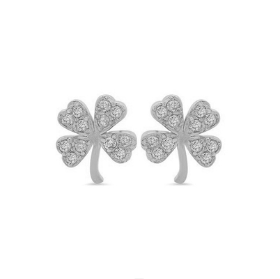 Une boucle d'oreille en or 925 sterling
