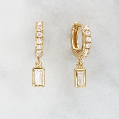Des boucles d' oreilles en argent pour anniversaire de mariage.