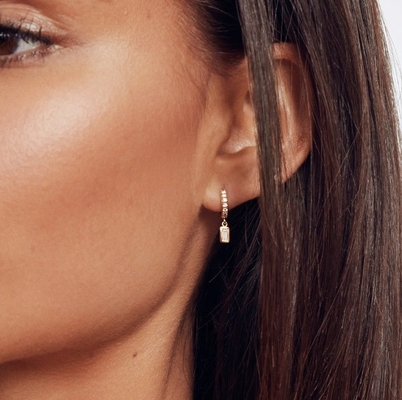 Des boucles d' oreilles en argent pour anniversaire de mariage.