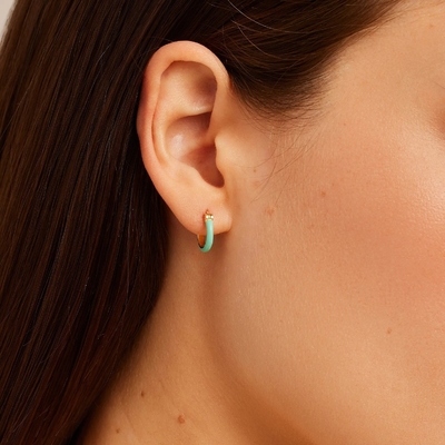Des boucles d'oreilles en argent de couleur 925 18K en or