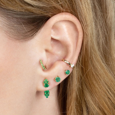 Des boucles d'oreilles en circon blanc cube, en diamant et en épingle à cheveux.