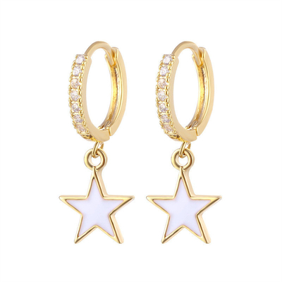 Des boucles d'oreilles en émail étoile en forme de boucle en argent 925 en argent sterling