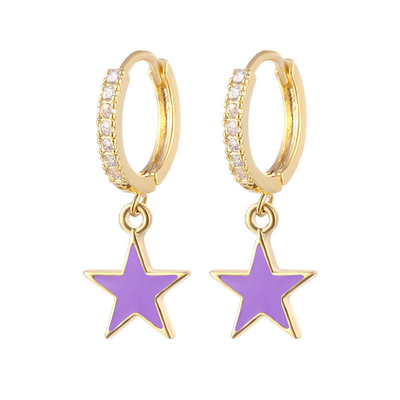 Des boucles d'oreilles en émail étoile en forme de boucle en argent 925 en argent sterling