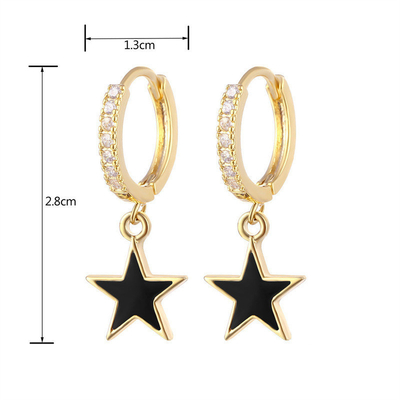 Des boucles d'oreilles en émail étoile en forme de boucle en argent 925 en argent sterling