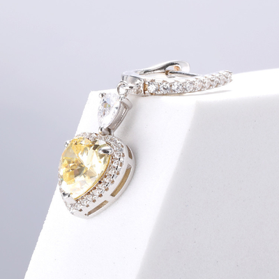 Des boucles d'oreilles en diamant et en argent 925