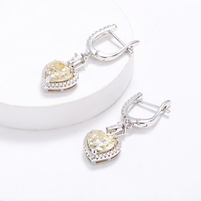Des boucles d'oreilles en diamant et en argent 925
