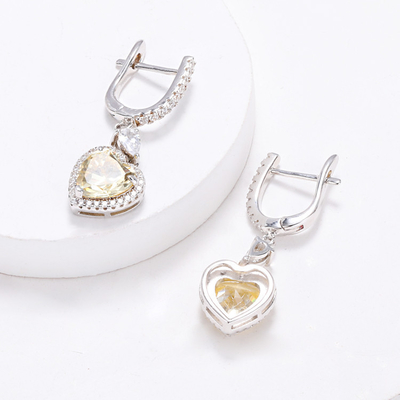 Des boucles d'oreilles en diamant et en argent 925