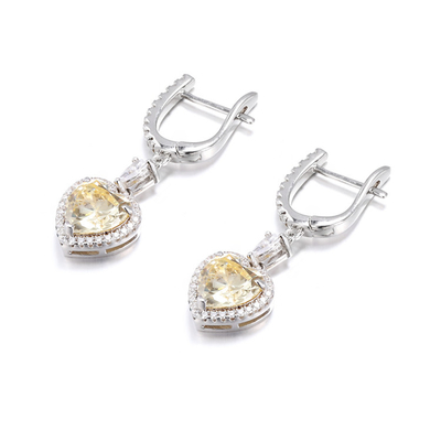 Des boucles d'oreilles en diamant et en argent 925