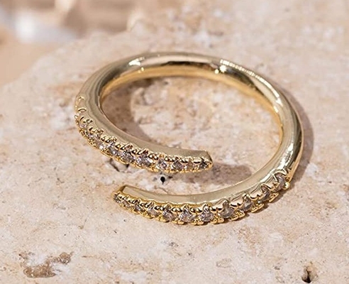 14K plaqué en or Cube Zirconia Open Twist Eternity Band Ringe Eco Friendly