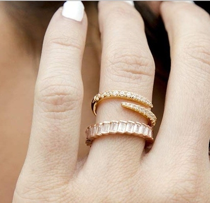 14K plaqué en or Cube Zirconia Open Twist Eternity Band Ringe Eco Friendly