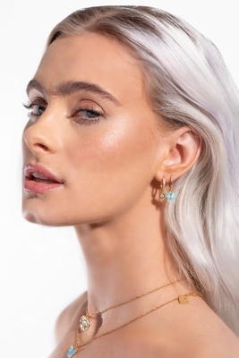 Les boucles d'oreilles mini Dangle Heart CZ Huggie plaquées en or ajoutent une touche de glamour à votre look