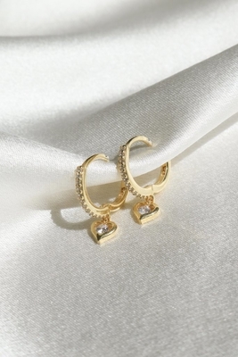 Les boucles d'oreilles mini Dangle Heart CZ Huggie plaquées en or ajoutent une touche de glamour à votre look