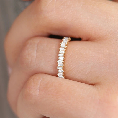 925 Sterling Silver CZ Diamond Baguette Bague de l'éternité pour femme avec plaque dorée jaune