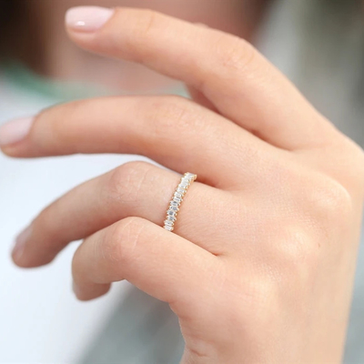 925 Sterling Silver CZ Diamond Baguette Bague de l'éternité pour femme avec plaque dorée jaune
