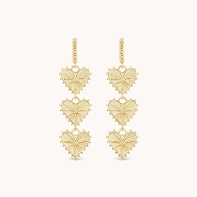 Des boucles d'oreilles à la main en or de 14 carats.