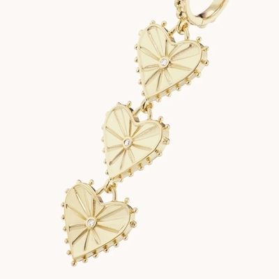 Des boucles d'oreilles à la main en or de 14 carats.
