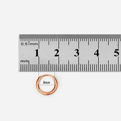 Des boucles d'oreilles en acier inoxydable pour la remise des diplômes