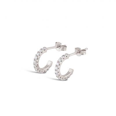 Des boucles d'oreilles en mini-circon cube en or 18K faites à la main avec coupe princesse